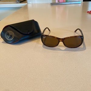 Brown/tortoiseshell Rayban polarized sunglasses with case